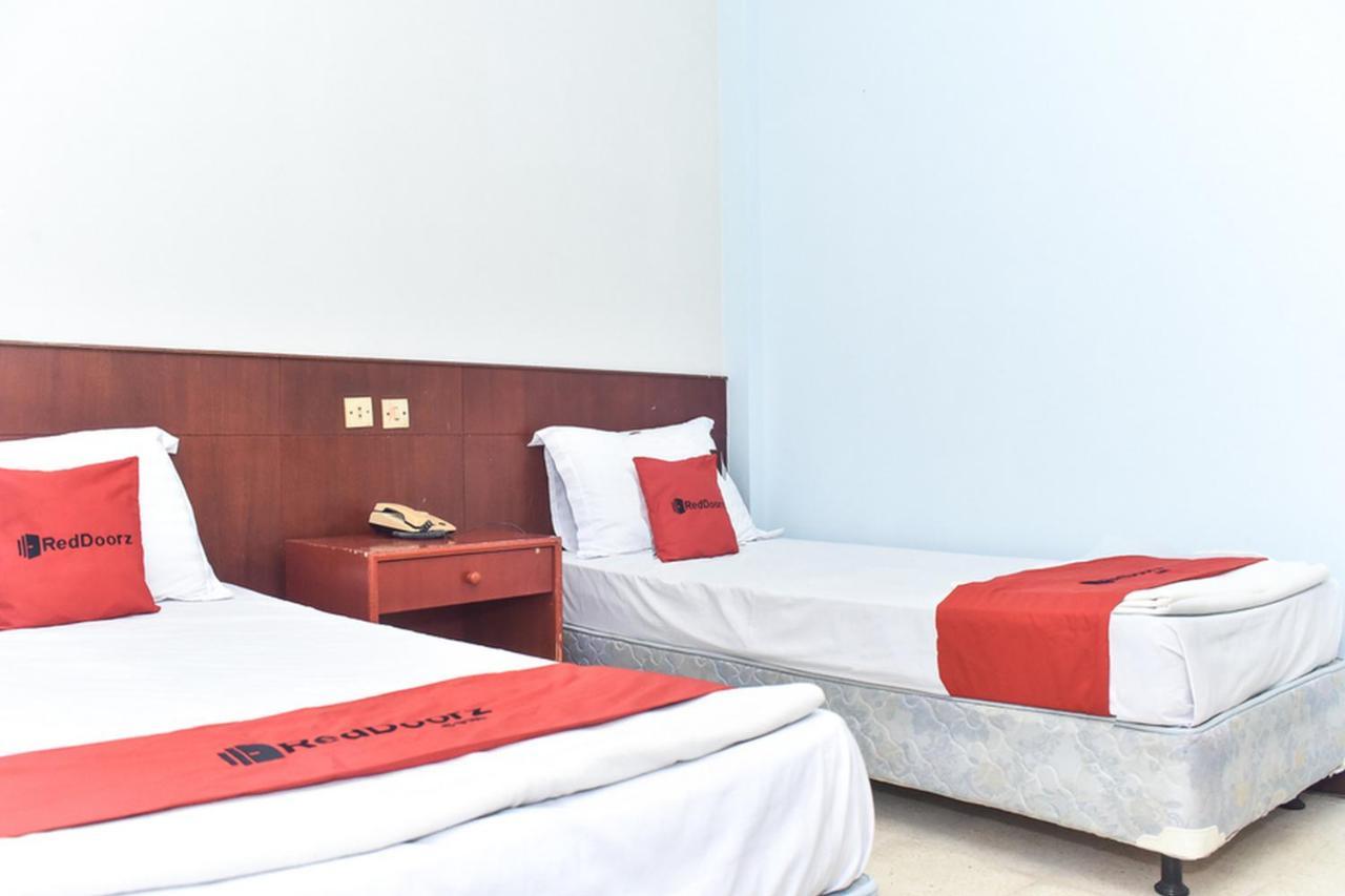 Hotel Reddoorz Near Kampung Warna Warni Malang Exterior foto