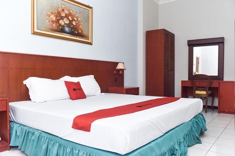 Hotel Reddoorz Near Kampung Warna Warni Malang Habitación foto