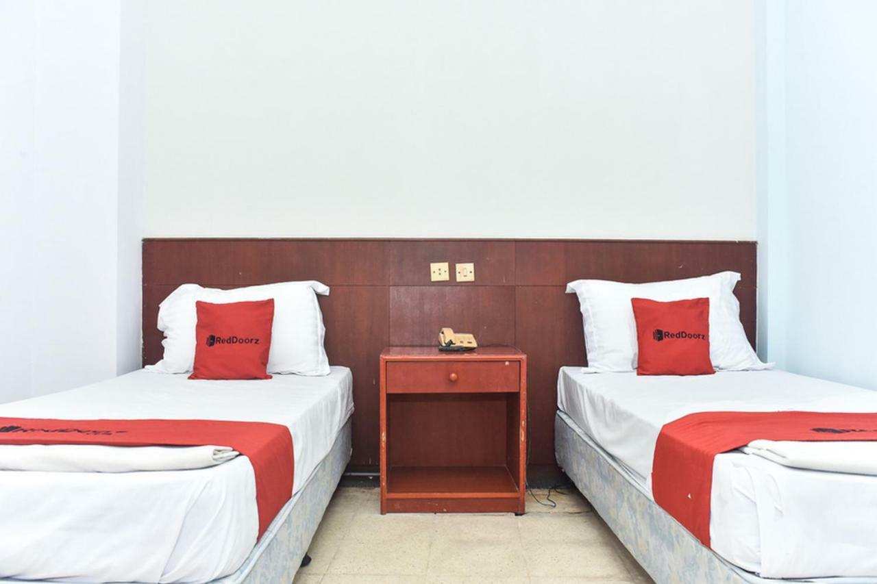 Hotel Reddoorz Near Kampung Warna Warni Malang Exterior foto